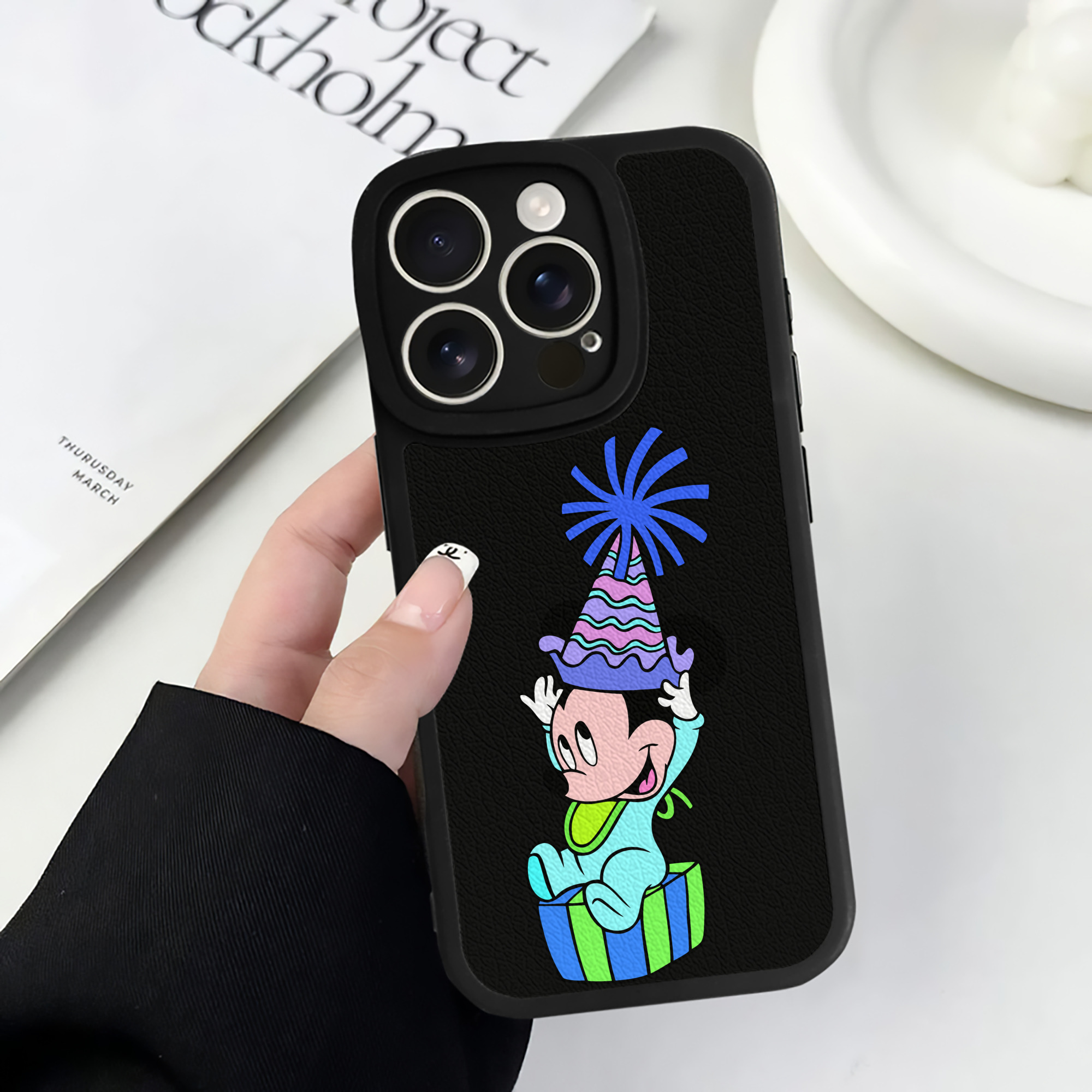 （画像用） ミッキーマウス Mickey Mouse 【iPhone 16シリーズ対応】シリコンスマホケース（レザー調） 材質：シリコン